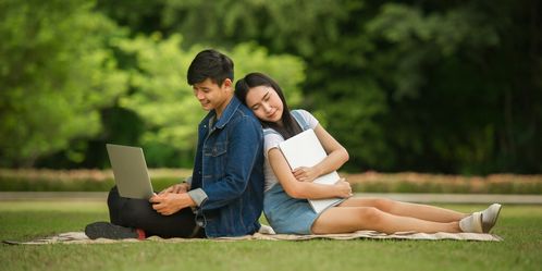 大學里的梧桐樹與金鳳凰 當愛情遇見自我成長